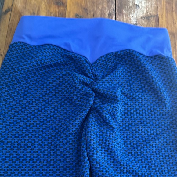 Blue Patterned Leggings with runched back - Picture 3 of 4